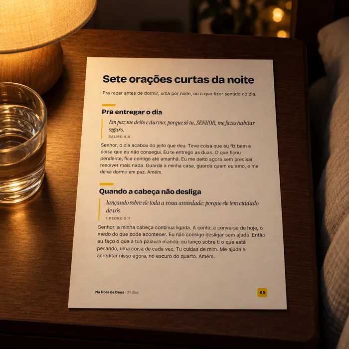 Folha impressa das orações curtas da noite num criado-mudo, ao lado de um abajur aceso
